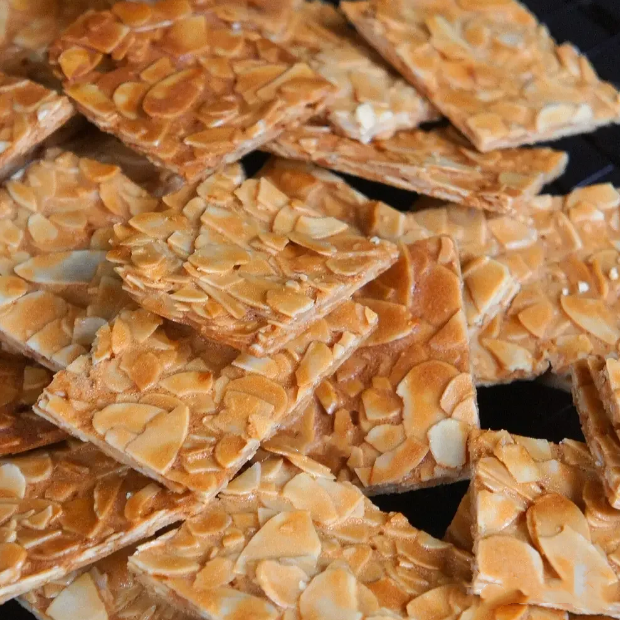 Bake Caramel Almond Cookies At Home