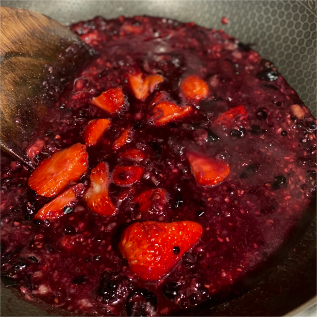Make Delicious Composite Berry Jam At Home