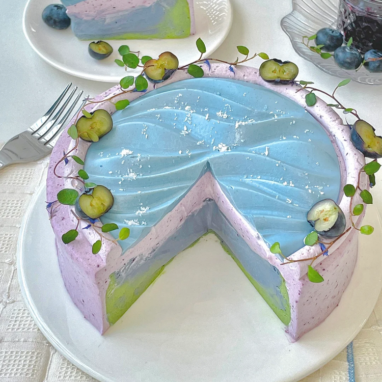 How can you bake a Basque cake that combines dreamy floral elements?